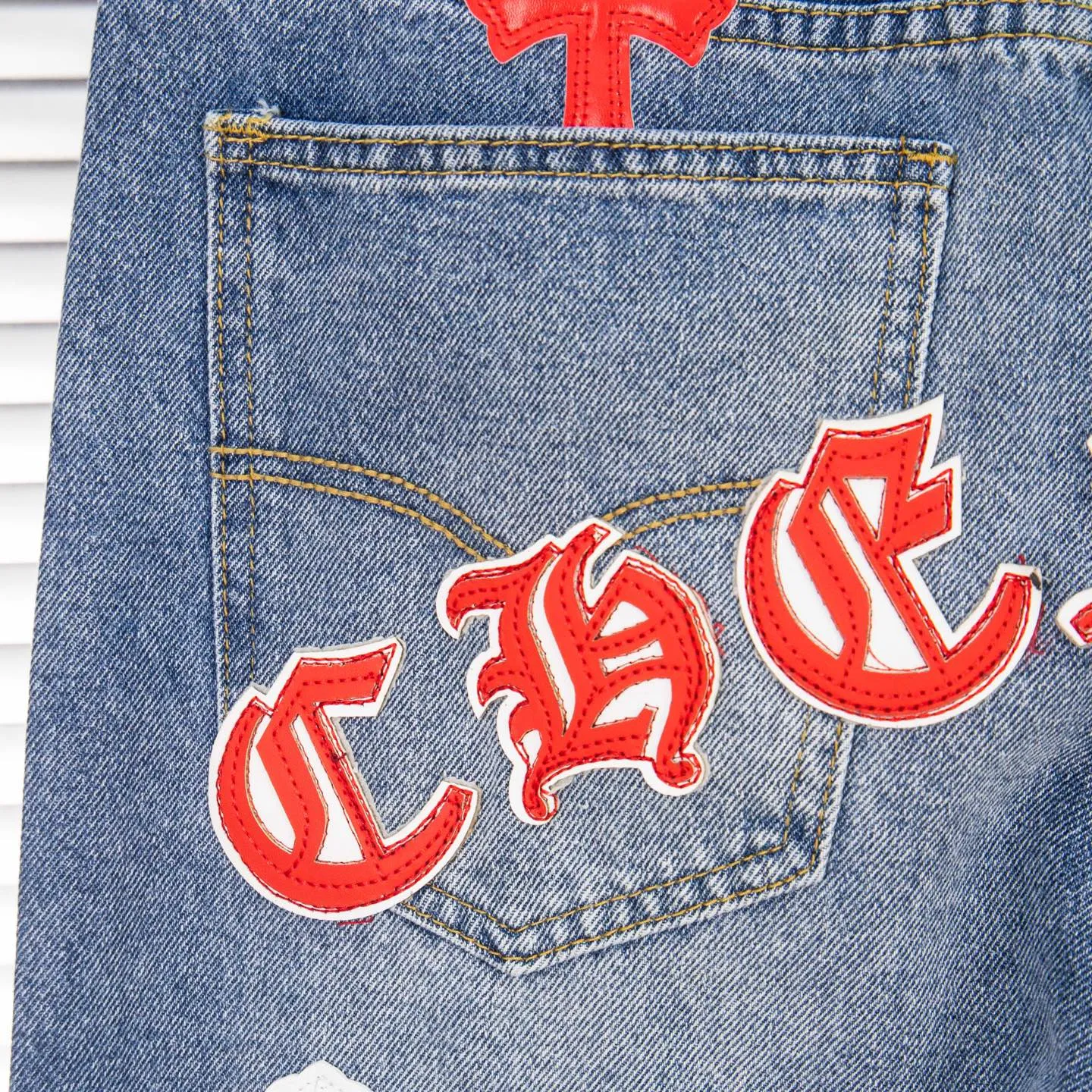 P260 Chrome Hearts Light Blue Pants Sanskrit Red and White Leather Jeans CH jeans need to be washed and then dismantled and hand-stitched with sheepskin cross leather and then spliced ​​together. The whole piece has too many craftsmanship to explain. The patchwork cross pattern is embellished, and the high-waisted washed jeans! ! Absolutely high-end luxury products, god-level single products and super popular products, made with top heavy industry, a must-see magic weapon. Customized hardware. The fabric is thick and soft after washing. It has good breathability. Customized small leather label. Unique design. The details are simple and elegant, and the workmanship is exquisite. The entire trousers are neatly routed and the details are in place! It’s so cool that both men and women can easily control the genderless trend! Style number: 1802# Color: blue Size: 28 30 32 34